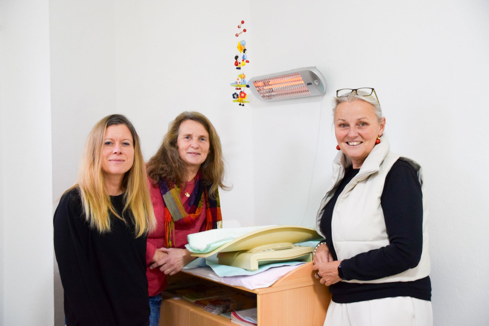 Dr. Nicole Habenicht, Helga Klinger und StR Maria van Dyck im Storchennest